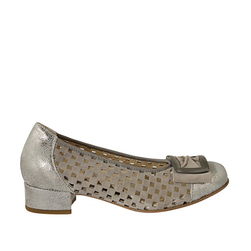 Escarpin de femmes avec accessoire et semelle amovible en daim perforé taupe et cuir lamé imprimé argent talon 3 - Pointures disponibles:  32, 33, 34, 45