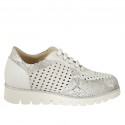 Scarpa stringata da donna con platare estraibile in pelle, camoscio forato bianco e pelle stampata argento zeppa 3