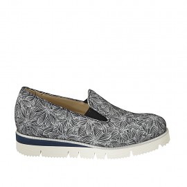 Damenschuh mit Gummibändern und abnehmbarer Innensohle aus blumenbedrucktem blauem und weissem Wildleder Keilabsatz 3 - Verfügbare Größen:  32, 33, 42, 44