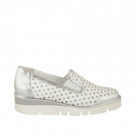 Zapato para mujer con elasticos en piel perforada blanca y laminada plateada cuña 3 - Tallas disponibles:  32, 33, 34, 42, 43, 44