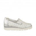 Zapato para mujer con elasticos en piel perforada blanca y laminada plateada cuña 3
