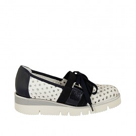 Chaussure pour femmes avec lacets et elastiques en cuir perforé blanc et cuir et cuir lamé bleu talon compensé 3 - Pointures disponibles:  32, 33, 34, 42, 43, 44, 45
