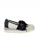 Scarpa accollata da donna con stringhe ed elastico in pelle forata bianca e pelle e pelle laminata blu zeppa 3