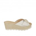 Mule pour femmes en cuir blanc et cuir lamé imprimé platine avec boucle talon compensé 6