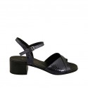 Damensandale mit Riem aus blauem laminiertem bedrucktem Leder Absatz 4