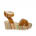 Damensandale mit Plateau und Riem aus hellbraunem Wildleder und buntem Stoff Keilabsatz 6