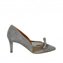 Zapato de salon puntiagudo para mujer con moño y tachuelas en tela de lunares transparente y gamuza azul grisaceo tacon 7
