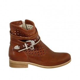 Stivaletto da donna con cerniera, fibbie e borchie in pelle e pelle forata color cuoio tacco 3 - Misure disponibili: 33, 34, 42, 43, 44, 45, 46
