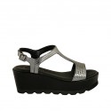 Woman's sandal in black leather and grey patent leather with platform and wedge 6