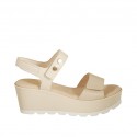 Sandalo da donna con velcro e borchie in pelle e vernice beige zeppa 6