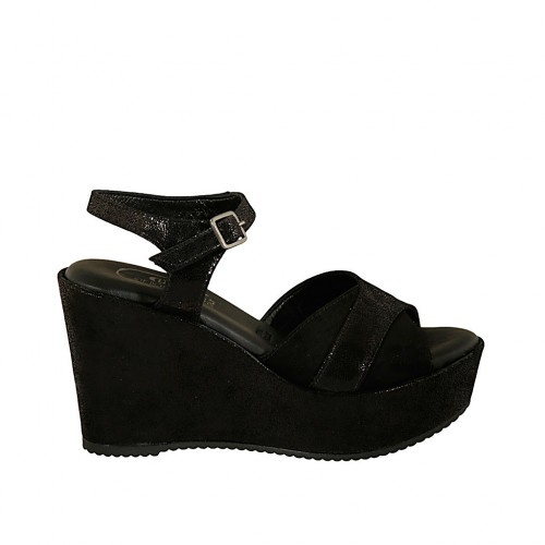 Sandalia para mujer en gamuza laminada y imprimida negra con cinturon, plataforma y cuña 9 - Tallas disponibles:  32, 42, 43, 44, 45