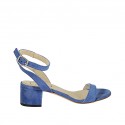 Sandalia para mujer con correa al tobillo en gamuza azul claro tacon 4