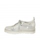 Zapato con cordones para mujer en gamuza gris y piel laminada plateada cuña 3 - Tallas disponibles:  33, 42, 43, 44
