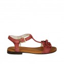 Sandale pour femmes avec courroie et fleurs en daim de couleur prune talon 1