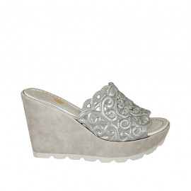 Sabo abierto para mujer con plataforma en gamuza gris y piel laminada perforada plateada cuña 9 - Tallas disponibles:  31, 33, 34, 42