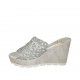 Sabo abierto para mujer con plataforma en gamuza gris y piel laminada perforada plateada cuña 9 - Tallas disponibles:  31, 33, 34, 42