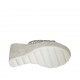 Damenpantolette mit Plateau aus grauem Wildleder und silbernem laminiertem perforiertem Leder Keilabsatz 9 - Verfügbare Größen:  31, 33, 34, 42
