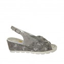 Sandalo da donna in camoscio grigio e pelle stampata laminata grigia e argento zeppa 5