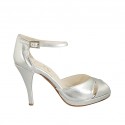 Offener Damenschuh mit Plateau und Riem aus silbernem laminiertem Leder Absatz 9
