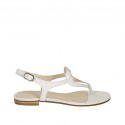 Sandalo infradito da donna in pelle bianca e laminata argento tacco 1