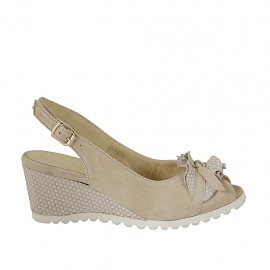 Sandalia para mujer con moño en gamuza beis y imprimida blanca cuña 6 - Tallas disponibles:  42, 43, 44, 45
