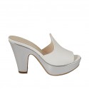 Sabo abierto para mujer en piel blanca y charol plateado con plataforma y tacon 10