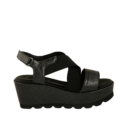 Sandalo da donna con elastico, plateau e velcro in pelle laminata nera brillante zeppa 6 - Misure disponibili: 43, 44, 45