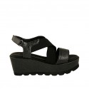 Woman's sandal with elastic band, platform and velcro strap in black glittery laminated leather wedge heel 6