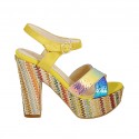 Sandale pour femmes avec courroie et plateforme en daim jaune, cuir verni holographique et tissu multicouleur talon 12