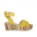 Sandalia para mujer con plataforma y cinturon en gamuza amarillo y cuña multicolor 6