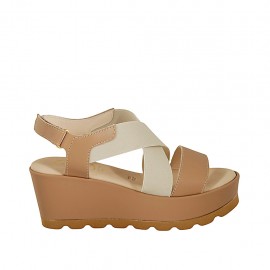 Sandale pour femmes avec elastique, plateau et fermeture velcro en cuir brun clair talon compensé 6 - Pointures disponibles:  43, 45