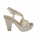 Sandalo da donna con plateau in camoscio beige stampato platino tacco 10