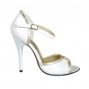 Zapato abierto para mujer con cinturon y accesorio en piel blanca y piel laminada platino tacon 11