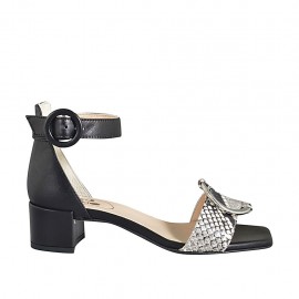 Scarpa aperta da donna con accessorio e cinturino in pelle nera e stampata multicolore tacco 4 - Misure disponibili: 32, 33, 34, 42, 43, 44, 45, 46