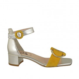 Offener Damenschuh mit Riem und Accessoire aus platinfarbenem laminiertem Leder und gelbem Wildleder Absatz 4 - Verfügbare Größen:  32, 33, 34, 42, 43, 44, 45, 46