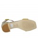 Offener Damenschuh mit Riem und Accessoire aus platinfarbenem laminiertem Leder und gelbem Wildleder Absatz 4 - Verfügbare Größen:  32, 33, 34, 42, 43, 44, 45, 46