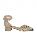 Offener Damenschuh mit Riem aus nudefarbenem und buntem bedrucktem Leder Absatz 3