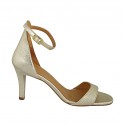 Offener Damenschuh mit Riem aus platinfarbenem laminiertem Leder Absatz 7