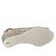 Sandalia para mujer con plantilla extraible en gamuza perforada beis y imprimida laminada platino cuña 5 - Tallas disponibles:  32, 34, 44, 45