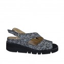 Damensandale mit herausnehmbarer Innensohle aus schwarzem Wildleder mit weissem Blumendruck Keilabsatz 4