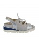 Sandalia para mujer con elastico, cordones y plantilla extraible en gamuza gris y piel laminada plateada cuña 4 - Tallas disponibles:  33, 34, 42, 43, 44