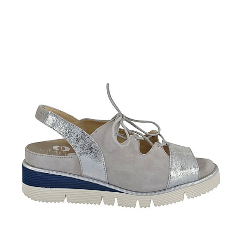 Sandale pour femmes avec elastique, cordones et semelle amovible en daim gris et cuir lamé argent talon compensé 4 - Pointures disponibles:  33, 34, 42, 43, 44
