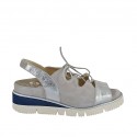 Sandalia para mujer con elastico, cordones y plantilla extraible en gamuza gris y piel laminada plateada cuña 4
