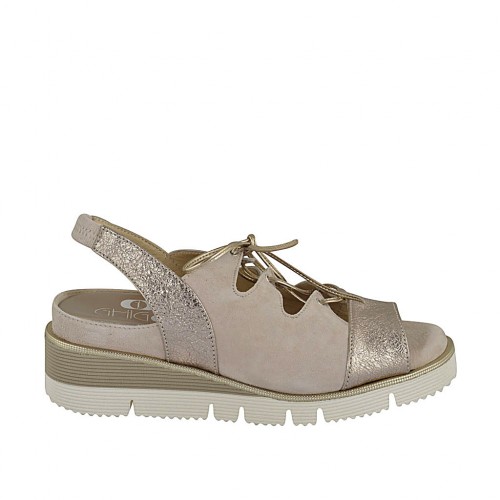 Sandalia para mujer con elastico, cordones y plantilla extraible en gamuza beis y piel laminada platino cuña 4 - Tallas disponibles:  33, 34, 42, 44, 45