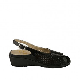Woman's sandal with removable insole in black patent leather and pierced suede wedge heel 4
