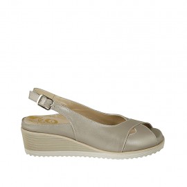 Sandalo da donna con plantare estraibile in pelle perlata platino zeppa 4 - Misure disponibili: 31, 44