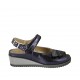 Damensandale mit Velcro und herausnehmbarer Innensohle aus blauem laminiertem Leder Keilabsatz 4 - Verfügbare Größen:  31, 34, 43, 44
