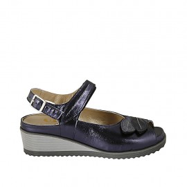 Damensandale mit Velcro und herausnehmbarer Innensohle aus blauem laminiertem Leder Keilabsatz 4 - Verfügbare Größen:  31, 34, 43, 44