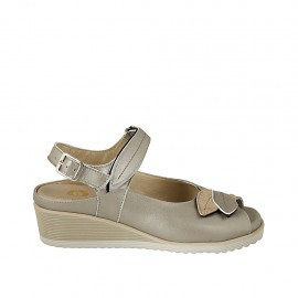 Woman's sandal with velcro strap and removable insole in pearly platinum leather wedge heel 4