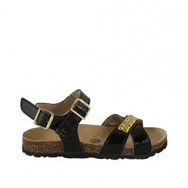 Sandalia para mujer en charol negro con cinturon, hebilla, acessorio y cuña 2 - Tallas disponibles:  33, 34
